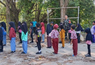 Tanamkan Disiplin Sejak Dini, Babinsa Koramil 14/Bringin Latih PBB Siswa Sekolah Dasar