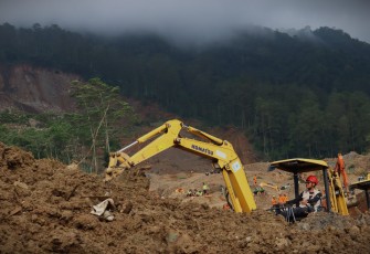 Sejumlah alat berat dikerahkan dalam operasi pencarian korban longsor di Desa Pandanarum, Kecamatan Pandanarum, Kabupaten Banjarnegara, Provinsi Jawa Tengah, Sabtu (22/11)