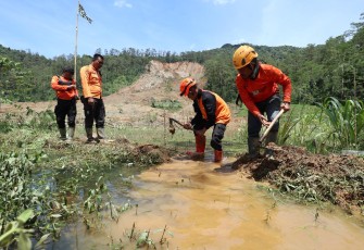Menguras Embung dan Menghalau Awan, Perjuangan Ganda Longsor Banjarnegara