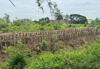 Badan Nasional Penanggulangan Bencana (BNPB) telah menyelesaikan pembangunan tanggul darurat di Desa Ketitang Wetan, Kabupaten Pati, Jawa Tengah