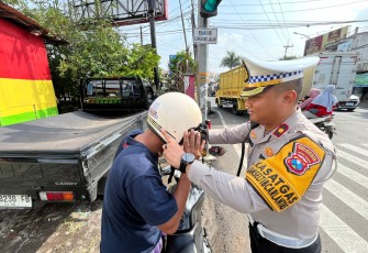 Satlantas Polresta Malang Kota Polda Jawa Timur (Jatim) terus menggencarkan edukasi keselamatan berlalu lintas selama Operasi Zebra Semeru 2025