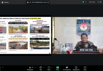 Mendagri saat memimpin Rapat Koordinasi (Rakor) Menangani Keterbatasan Akses atau Jembatan Menuju ke Satuan Pendidikan yang digelar secara hybrid dari Kantor Pusat Kementerian Dalam Negeri (Kemendagri), Jakarta, Jumat (28/11/2025)