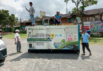 Sejumlah petugas PLN mengatur muat barang berupa genset listrik berkapasitas 250 kVa untuk menyuplai kebutuhan listrik beberapa insfrastruktur vital di Takengon, Aceh Tengah, Sabtu (6/12)
