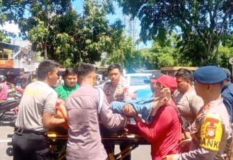 Brimob PMJ evakuasi korban kecelakaan 