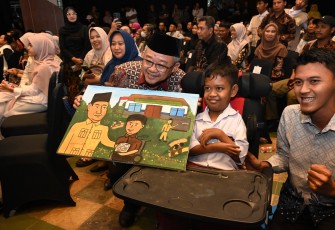 Menteri Pendidikan Dasar dan Menengah (Mendikdasmen), Abdul Mu’ti, saat menerima secara langsung lukisan dari Tegar pada Puncak Gelar Karya Vokasi PKPLK 2025 di Jakarta pada Kamis (18/12)