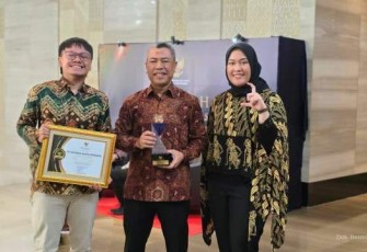 EVP Sekertaris Perusahaan Hutama Karya, Mardiansyah foto bersama usai menerima penghargaan 