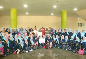 Wakil Wali Kota Depok Chandra Rahmansyah foto bersama juara Kota Terbaik Pembina P2WKSS 2025, Bandung, Selasa (23/12) 