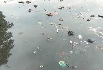 Penampakan sampah di permukaan Situ Bahar Cilodong Kota Depok 