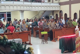 Kapolres Bitung, AKBP Albert Zai, SIK., MH saat mengikuti ibadah malam perayaan Natal 2025
