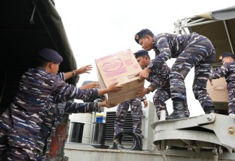 Loading bantuan bencana di KRI Gilimanuk-531