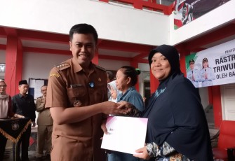 Walikota Blitar Syauqul Muhibbin Berikan Bantuan Rastrada ke Warga yang Berhak Terima Bantuan (Foto : Klikwarta.com)