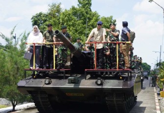 Mentrans M Iftitah Sulaiman Suryanagara menaiki tank Leopard di Yonkav 8/NSW, Pasuruan, Minggu (19/1) 