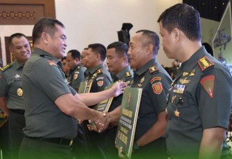 Kasad Jenderal TNI Maruli Simanjuntak memberikan penghargaan kepada Danmenarmed 2 Kostrad Kolonel Arm Siswo Budiarto di Jakarta, Senin (3/2)