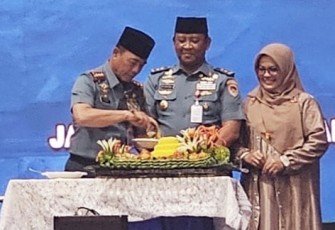 Pangkoarmada RI Laksmana Madya TNI Denih Hendrata saat potong tumpeng tasyakuran, Senin (10/2)
