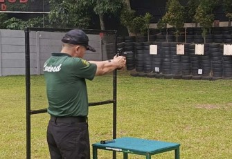 Pangdivif 1 Kostrad Mayjen TNI Novi Rubadi Sugito menembak plate secara resmi membuka turnamen menembak Pangkostrad Cup 2025, Sabtu (22/2)