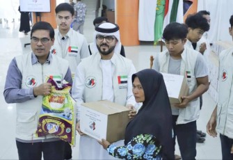 Penyaluran bantuan paket sembako Yayasan Khalifa bin Zayed Al Nahyan, UEA di Aceh, Kamis (27/2)