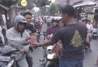 PERSOJO bagikan takjil gratis pengendara motor di Kartasura, Rabu (19/3)