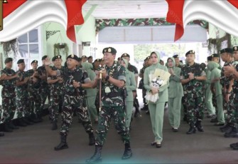 Pangkostrad Letjen TNI Mohammad Fadjar disambut prajurit Menarmed 2 Kostrad 