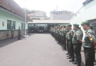 Dandim 0833/Kota Malang Letkol Arm Aris Gunawan saat melepas prajuritnya cuti lebaran, Kamis (27/3)