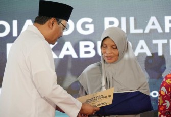 Mensos Saifullah Yusuf menyerahkan santunan kepada ahli waris korban tertimpa pohon tumbang saat salat Ied di Pemalang, Sabtu (5/4)