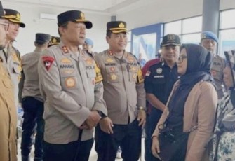 Kapolda Jatim Irjen Pol Nanang Avianto saat berdialog dengan pemudik di terminal Arya Wiraraja Sumenep, Selasa (8/4)