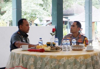 Dandim 0801/Pacitan Letkol Arh Imam Musahirul bersama Kapolres Pacitan AKBP Agus Diponegoro di Makodim, Rabu (7/5)