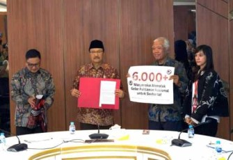 Mensos Saifullah Yusuf saat menerima perwakilan pengunjuk rasa yang menolak gelar pahlawan untuk Soeharto di Jakarta, Kamis (15/5)