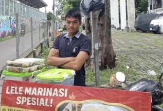 Razza saat memasarkan produk olahannya 