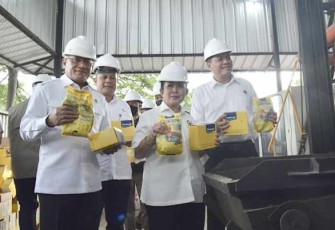 Ketua Komisi IV DPR RI Siti Hediati Soeharto bersama tim saat kunjungan kerja ke Kantor Balai Uji Terap Teknik dan Metoda Karantina Hewan, Ikan, dan Tumbuhan (BBUTKHIT), Kabupaten Bekasi, Senin (19/5/2025)