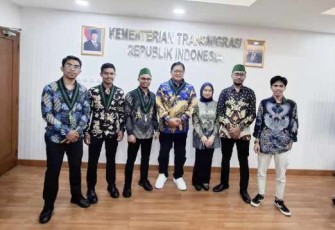 Wamentrans Viva Yoga bersama pengurus HMI Jakarta Raya 