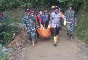 Evakuasi korban longsor di wilayah desa binaan 