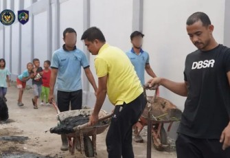 Karutan Pangkalan Brandan Erwin Siregar Turut Andil Pada Kegiatan Bersih Bersih Area Rumah Tahanan.