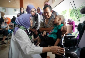 Fatma Saifullah Yusuf saat menyerahkan bantuan sosial untuk anak disabilitas di Kabupaten Trenggalek 