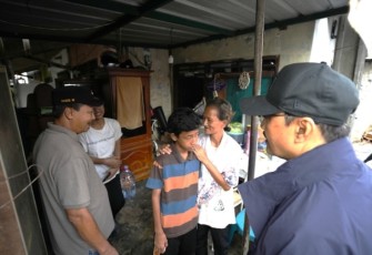 Mensos Saifullah Yusuf saat mengunjungi kediaman calon siswa Sekolah Rakyat di Cipayung, Jakarta, Jum'at (28/6)