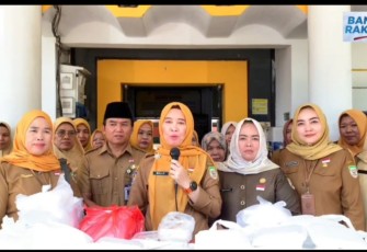 Sekretaris Dinas Sosial Provinsi Bengkulu Nelly Alesa memimpin Sedekah Nasi Bungkus (Senabung) untuk dibagikan ke Masyarakat yang membutuhkan 