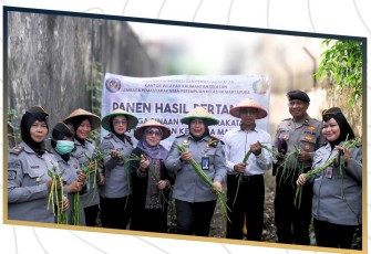 Kalapas Perempuan Kelas IIA Martapura Peristiwa Bru Sembiring S.H.,M.H Pimpin Langsung Kegiatan Panen Raya.