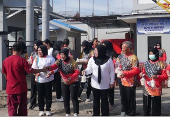 Dipimpin Kalapas Perempuan Kelas IIA Martapura Ibu Peristiwa Bru Sembiring S.H.,M.H Menggelar  Kegiatan Jumat Berkah 