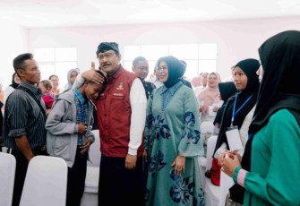 Mensos Saifullah Yusuf memeluk siswa sekolah rakyat di Cimahi Bandung, Sabtu (12/7)