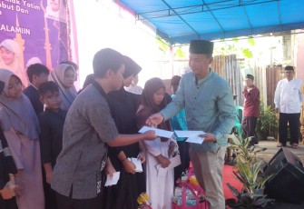 Santunan anak yatim di wilayah RW 10 Kampung Sidamukti Kelurahan Sukamaju, Minggu (13/7)