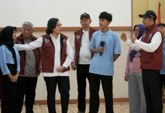 Menkeu Sri Mulyani berdialog dengan siswa Sekolah Rakyat Menengah Atas 10 Jakarta Selatan, Sabtu (9/8)