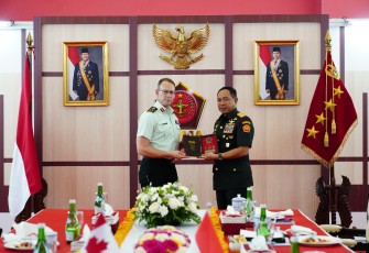 Panglima TNI Jenderal TNI Agus Subiyanto menerima Courtesy Call (CC) dari pejabat militer negara sahabat