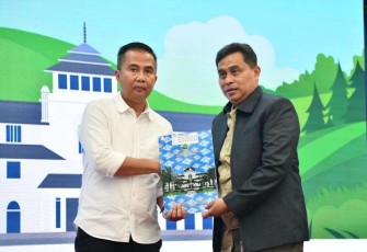 Pemerintah Daerah Provinsi Jawa Barat (Pemprov Jabar) bersama Kejaksaan Tinggi Jawa Barat (Kejati Jabar) menandatangani nota kesepakatan yang bertujuan untuk memperkuat transparansi dan kepastian hukum dalam tata kelola pemerintahan serta pengelolaan Badan Usaha Milik Daerah (BUMD)