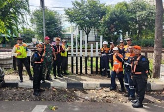 KAI Daop 1 Jakarta Lakukan Sosialisasi Keselamatan di JPL 23 dan Tutup Perlintasan Sebidang Liar