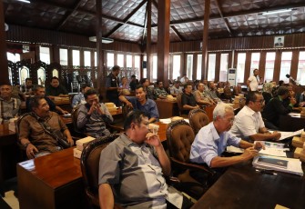 Ratusan warga RW 10  Kandangdoro Kelurahan Balun Kecamatan Cepu melakukan audensi dengan DPRD Kabupaten Blora