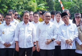Menteri Kelautan dan Perikanan Sakti Wahyu Trenggono di Desa Kertasana di Kabupaten Pandeglang, Banten.