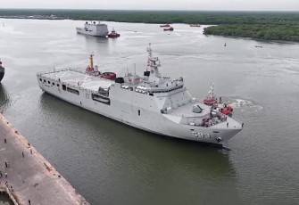 KRI Banda Aceh-593 saat Bawa Bantuan 320 Ton Beras Bulog Menuju Nias