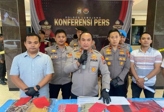 Kapolres Lumajang AKBP Alex Sandy Siregar saat konferensi pers di Mapolres Lumajang pada Rabu (9/7/2025).