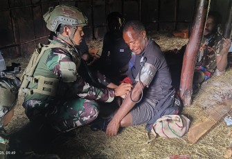 Satgas Yonif 700/WYC melalui Pos Kout Sinak yang melaksanakan kegiatan Binter terbatas dalam bentuk Safari Honai ke Kampung Gigobak, Distrik Sinak, Kabupaten Puncak.