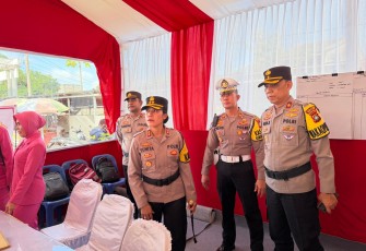 Kapolres Bintan AKBP Yunita Stevani, S.I.K., M.Si., didampingi PJU Polres Bintan beserta Bhayangkari saat melakukan peninjauan.