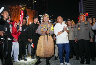 Kapolri Jenderal Listyo Sigit Prabowo bersama Mensesneg Prasetyo Hadi meninjau karnaval budaya, pertunjukan drone dan kembang api, serta panggung rakyat.